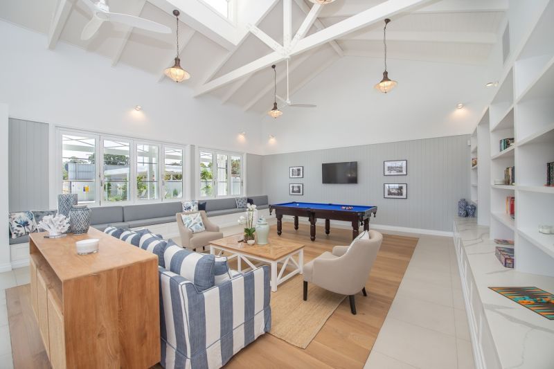 Attention Travel Enthusiasts!