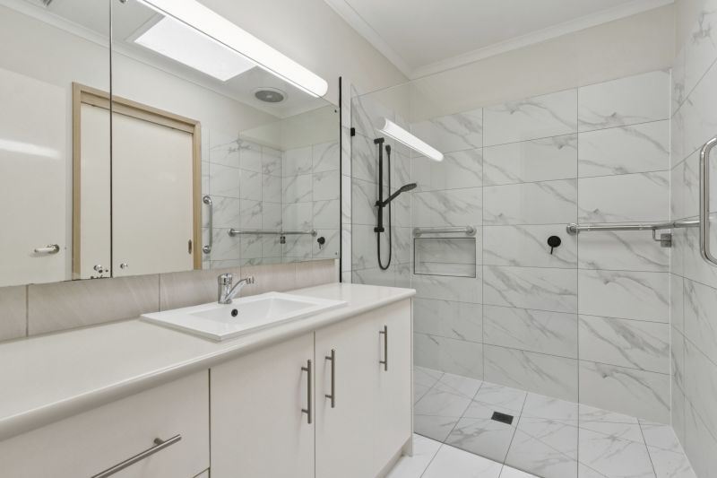 Free-standing two-bedroom villa with a study in a quiet court