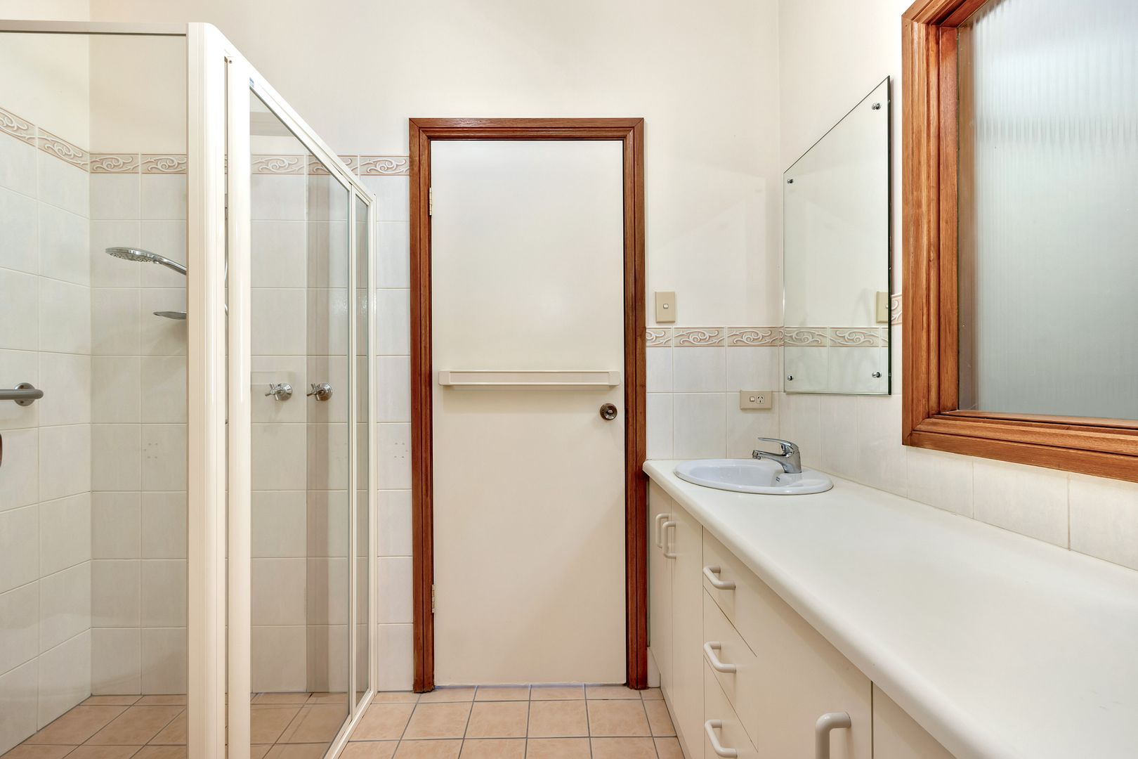 Spacious One Bedroom +Sunroom - Great Location