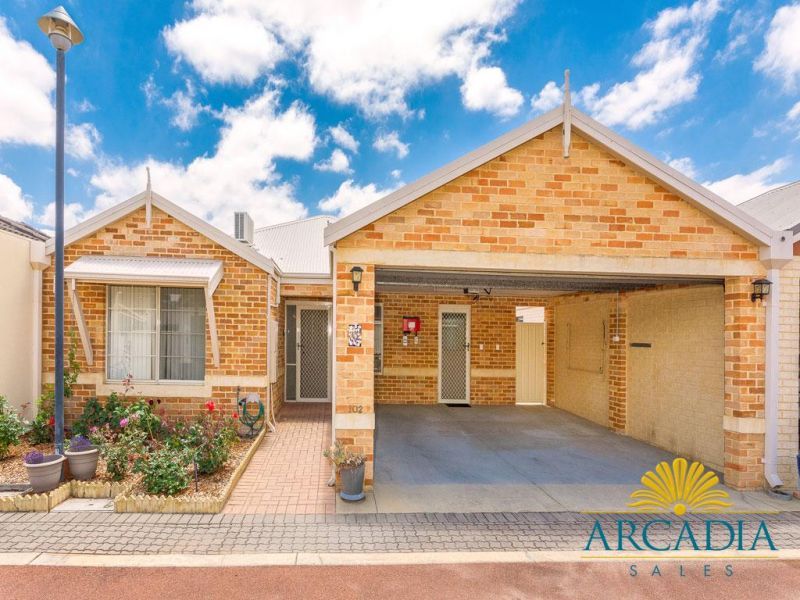 ARCADIA WATERS MADDINGTON - Close to the Clubhouse, with Stone Benchtops.
