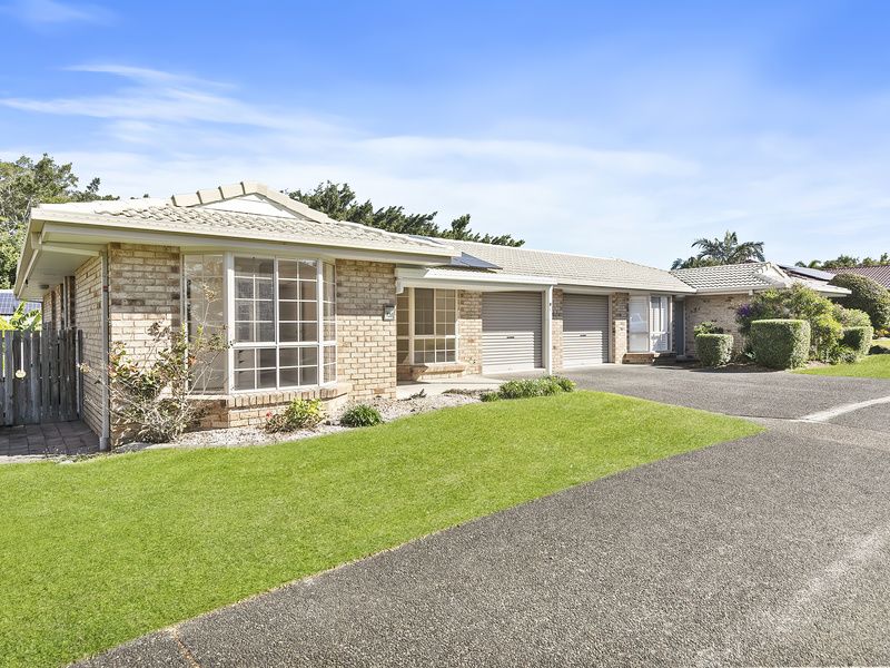 Refreshed Villa with Two Living Areas Near Community Hub