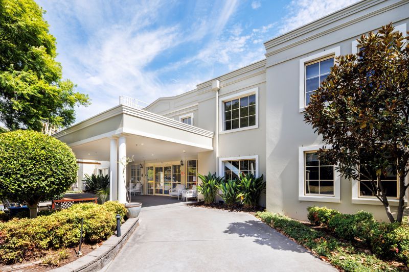 Spacious, ground-level apartment with services