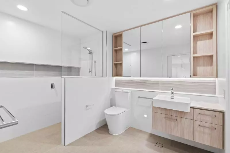 North-facing, fourth-floor apartment with views to the City.