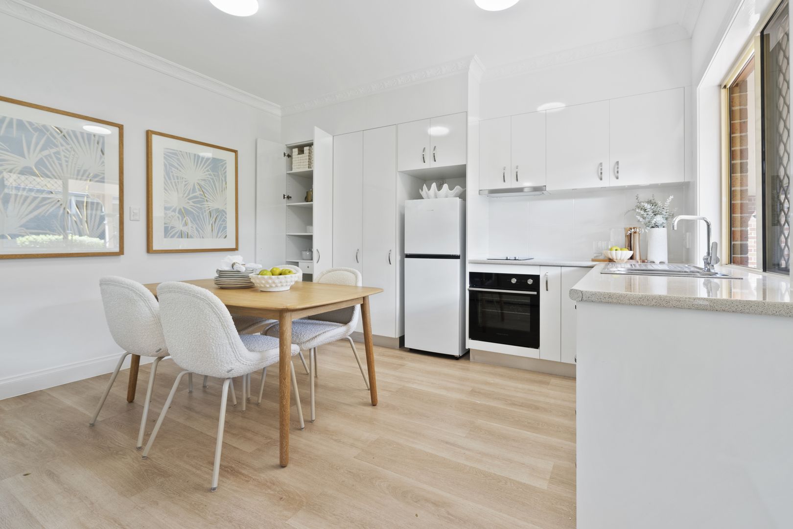 Open-plan one-bedroom apartment near the bay