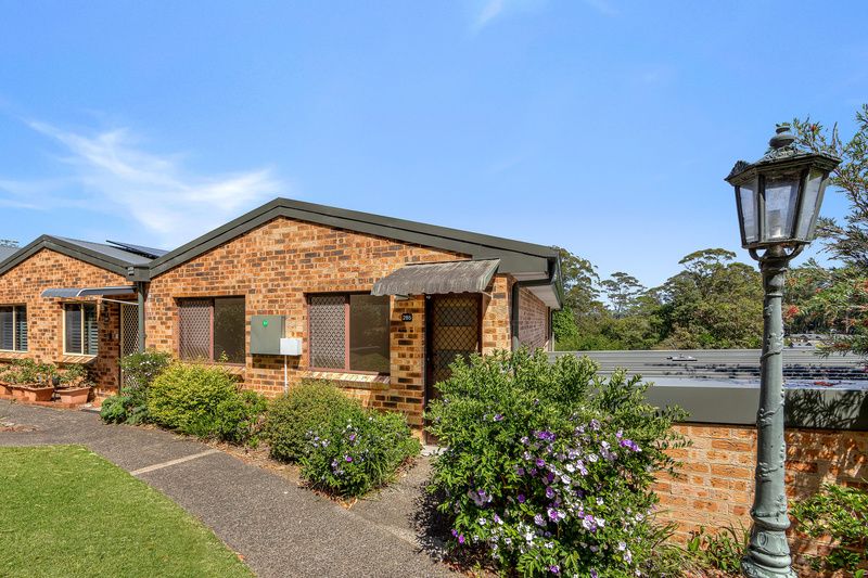 Light-Filled Villa with Atrium, Balcony and Garage