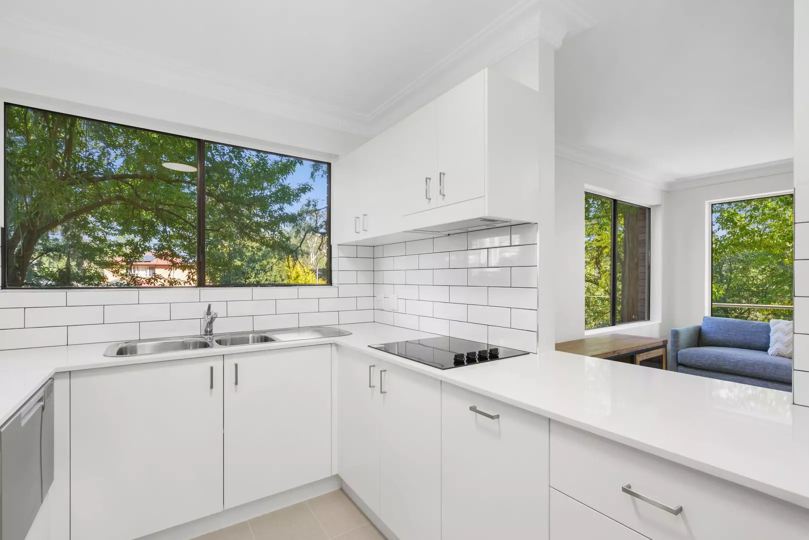 Stylish & Spacious Unit with Leafy Views