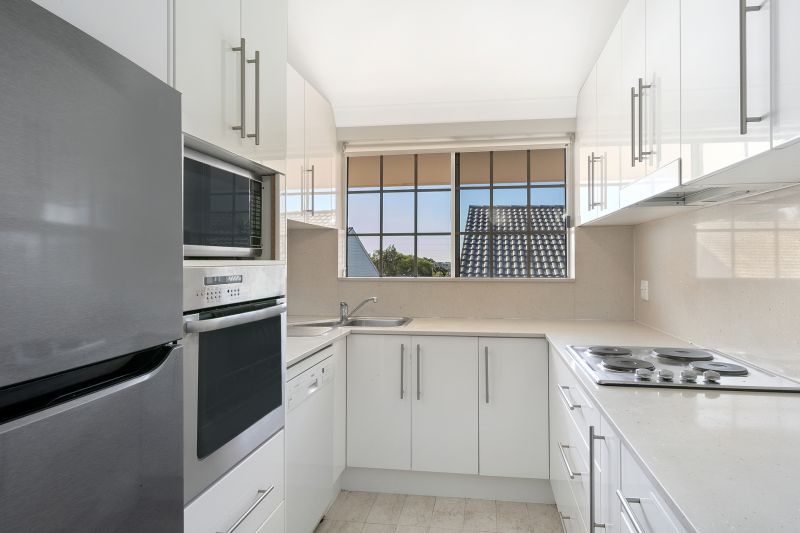 Perfectly located 3 bedroom unit with easy ramp access and glorious views.