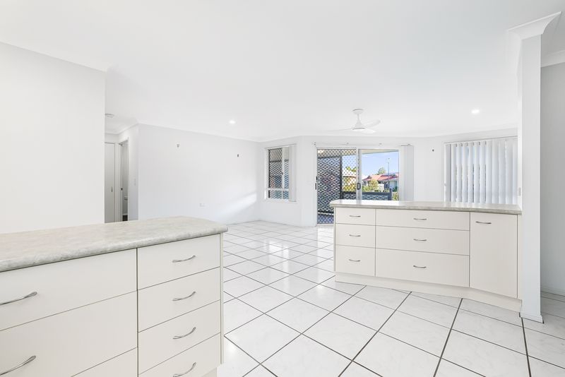 Sunlit Corner Unit with Extra Living Space in Quiet Cul-de-sac