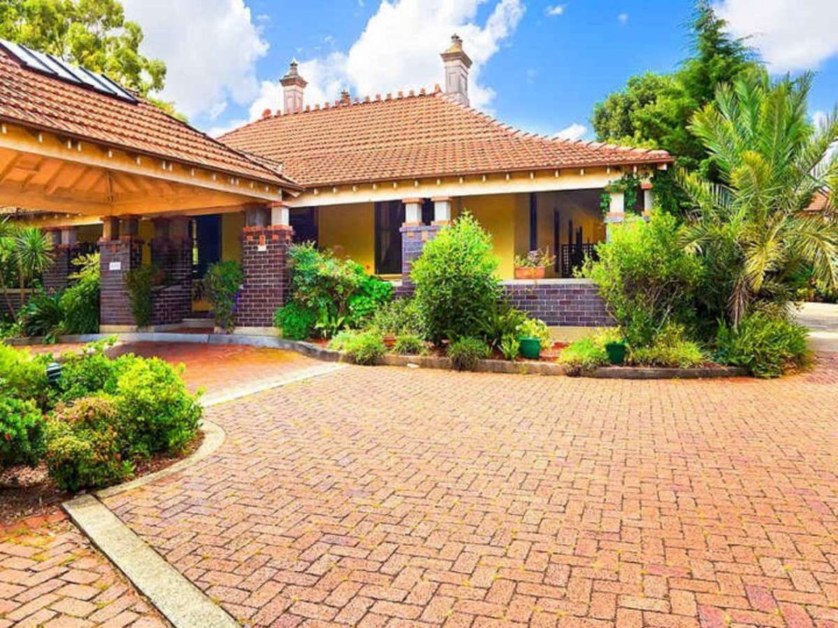 Beautifully renovated 1 bedder with a North facing balcony and complete privacy