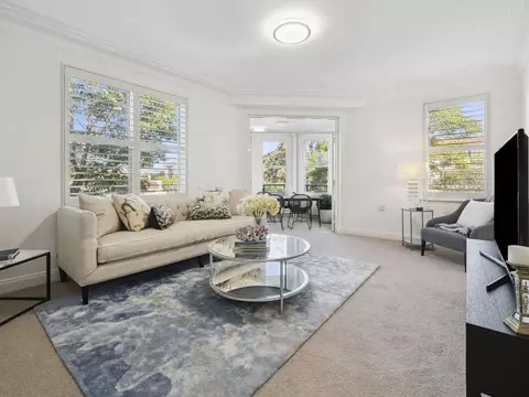 Elegant sun-enriched corner apartment