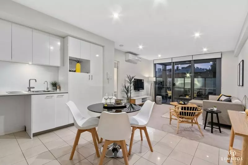 Resort Lifestyle On The City Fringe!