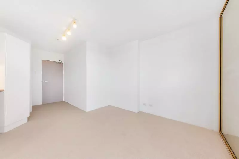 STUDIO APARTMENT - $1M views for a third of the price