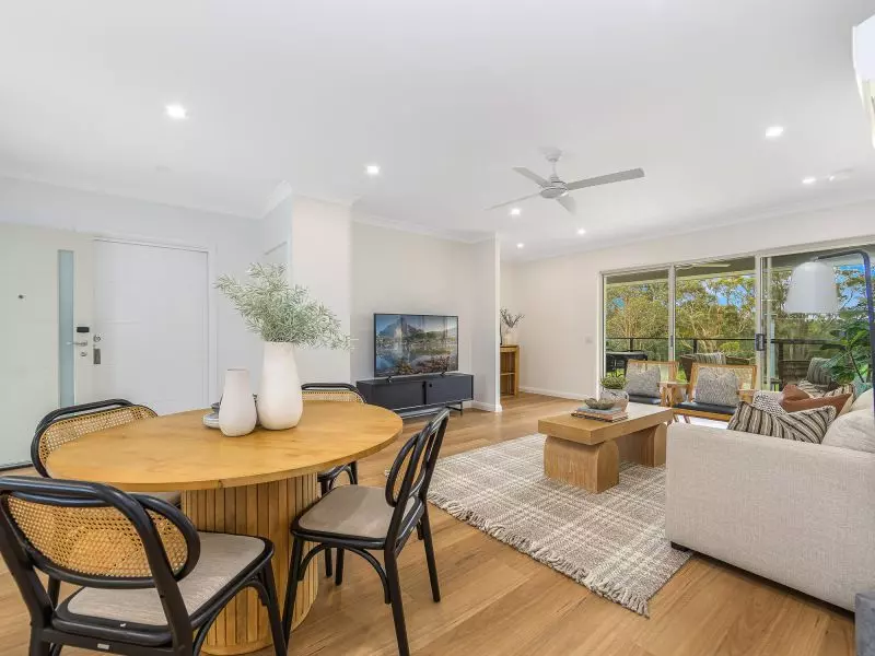 Stylish, single-level living with golf course views