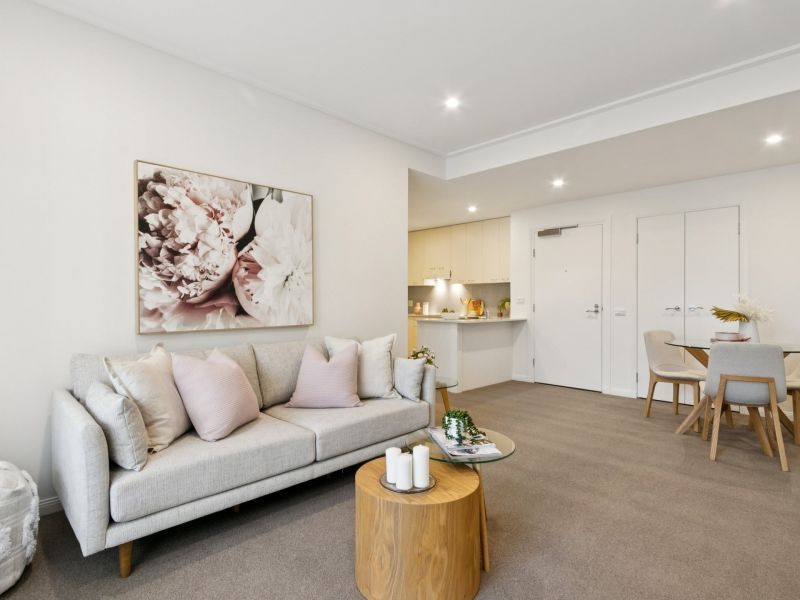 Bright and Light Retreat with Leafy Terrace Outlook