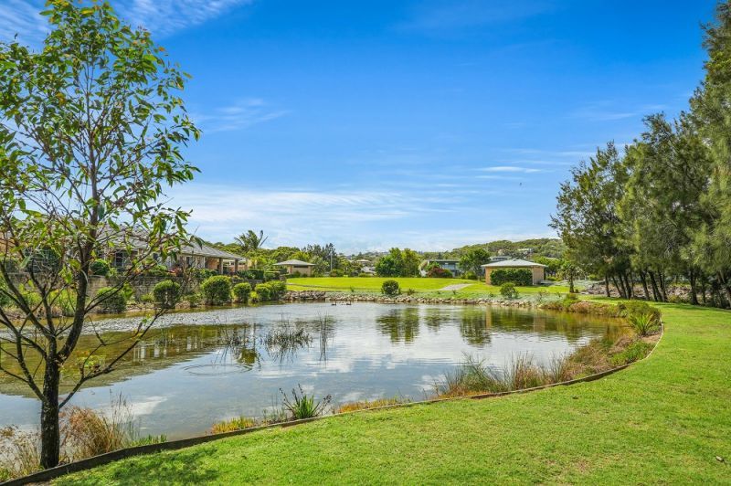 Spacious villa with double lock up garage