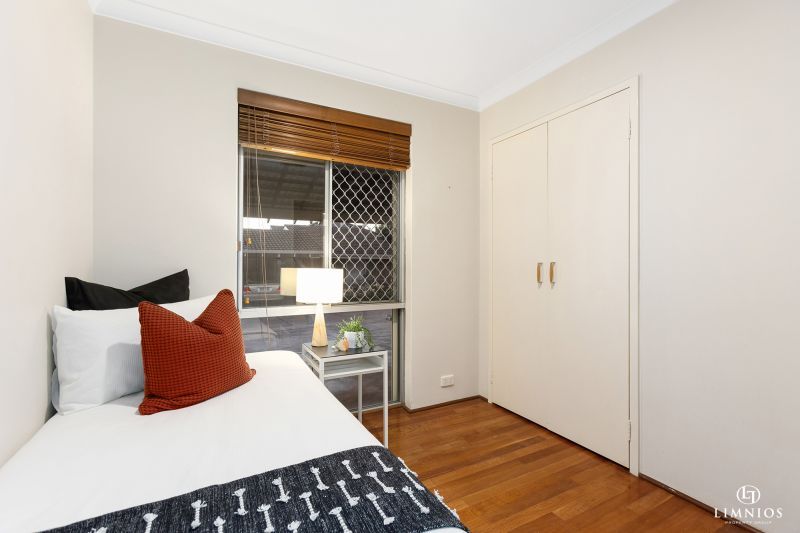 Spacious end villa with massive yard!