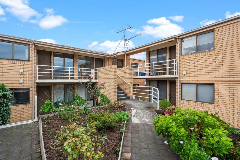 Two bed unit with majestic views of the Derwent River