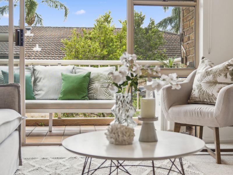 Light-filled apartment with a verdant view