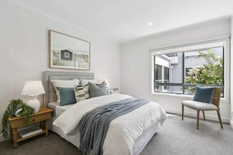 Beautiful & bright newly refurbished 2 bed apartment