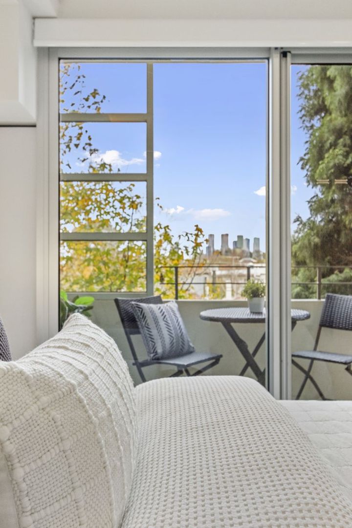 Spacious third-floor apartment with city views