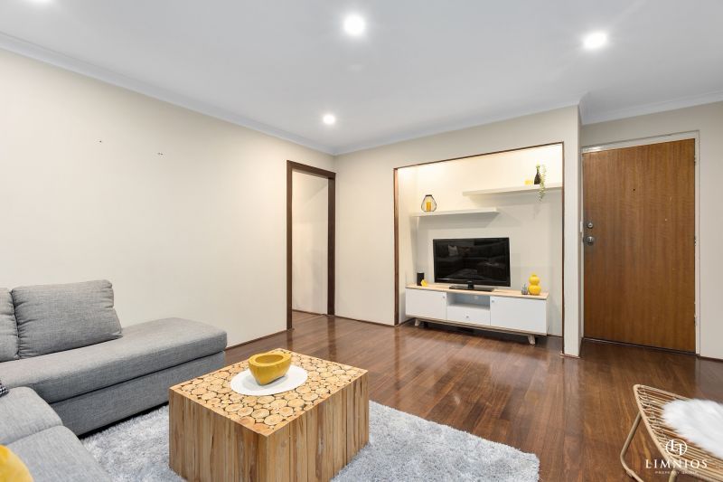 Spacious end villa with massive yard!