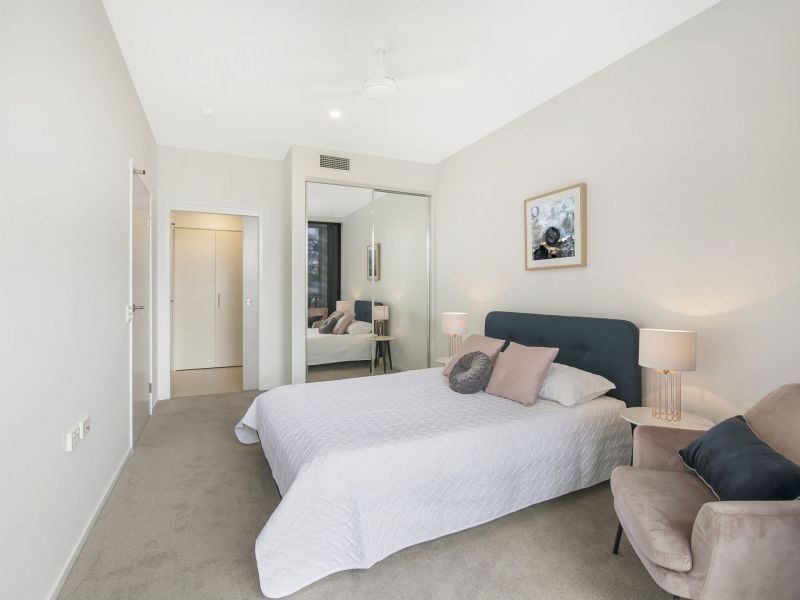 A light and airy top floor, north facing apartment with city views