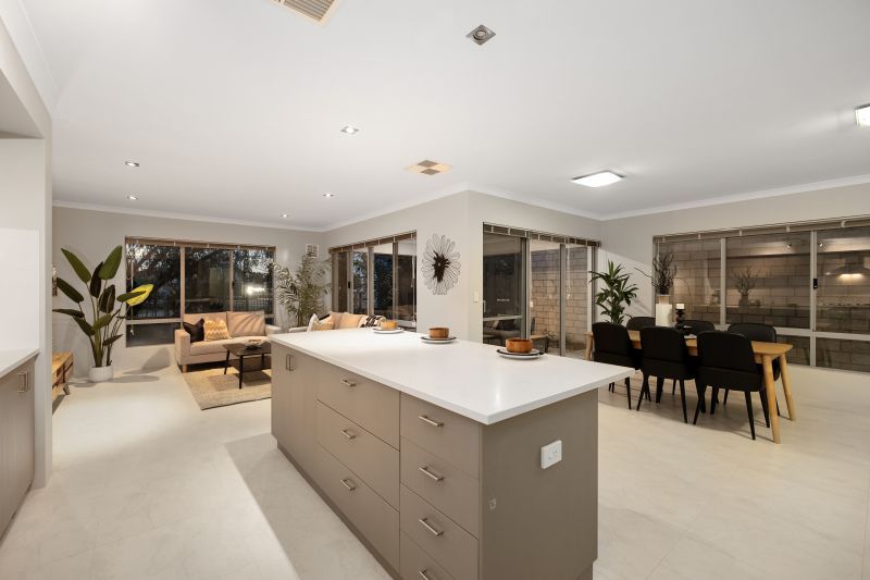 Spacious Riverside Family Retreat!