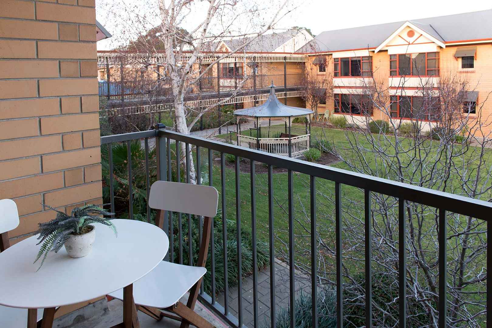 Eldercare College Green: freshly renovated one-bedroom unit close to the city