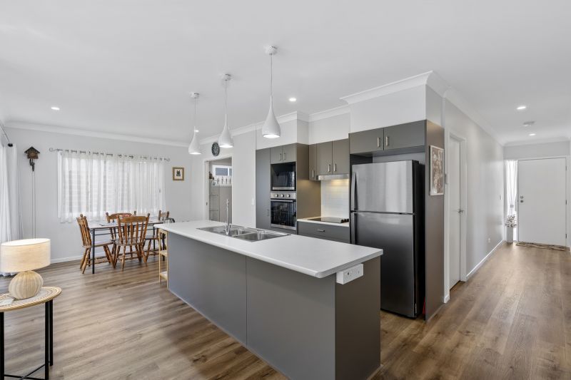 Elegant 2 Bedroom + Study - Near New