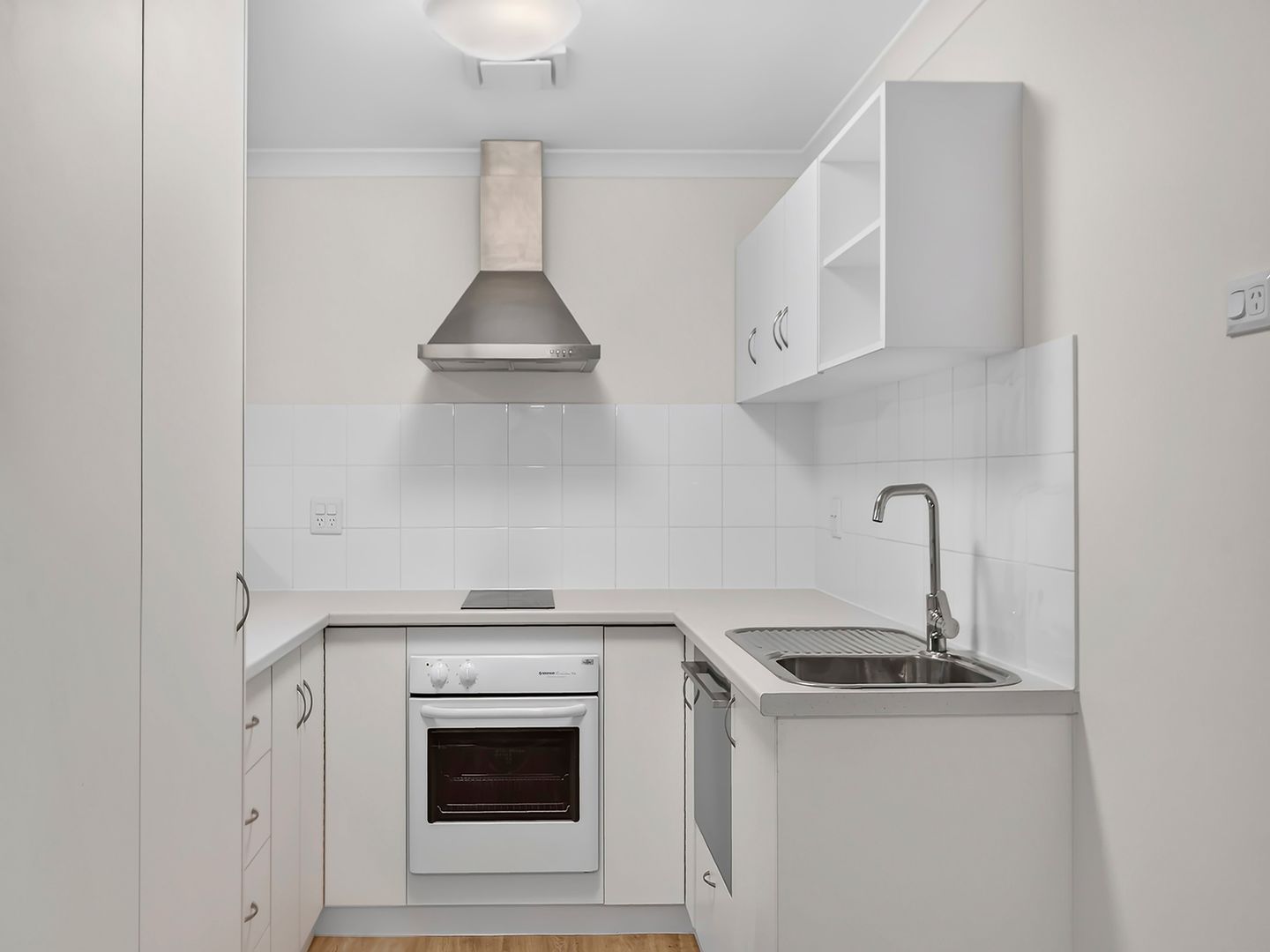Stylish 1 Bedroom + Study Apartment in the Heart of Moline Village, Karrinyup