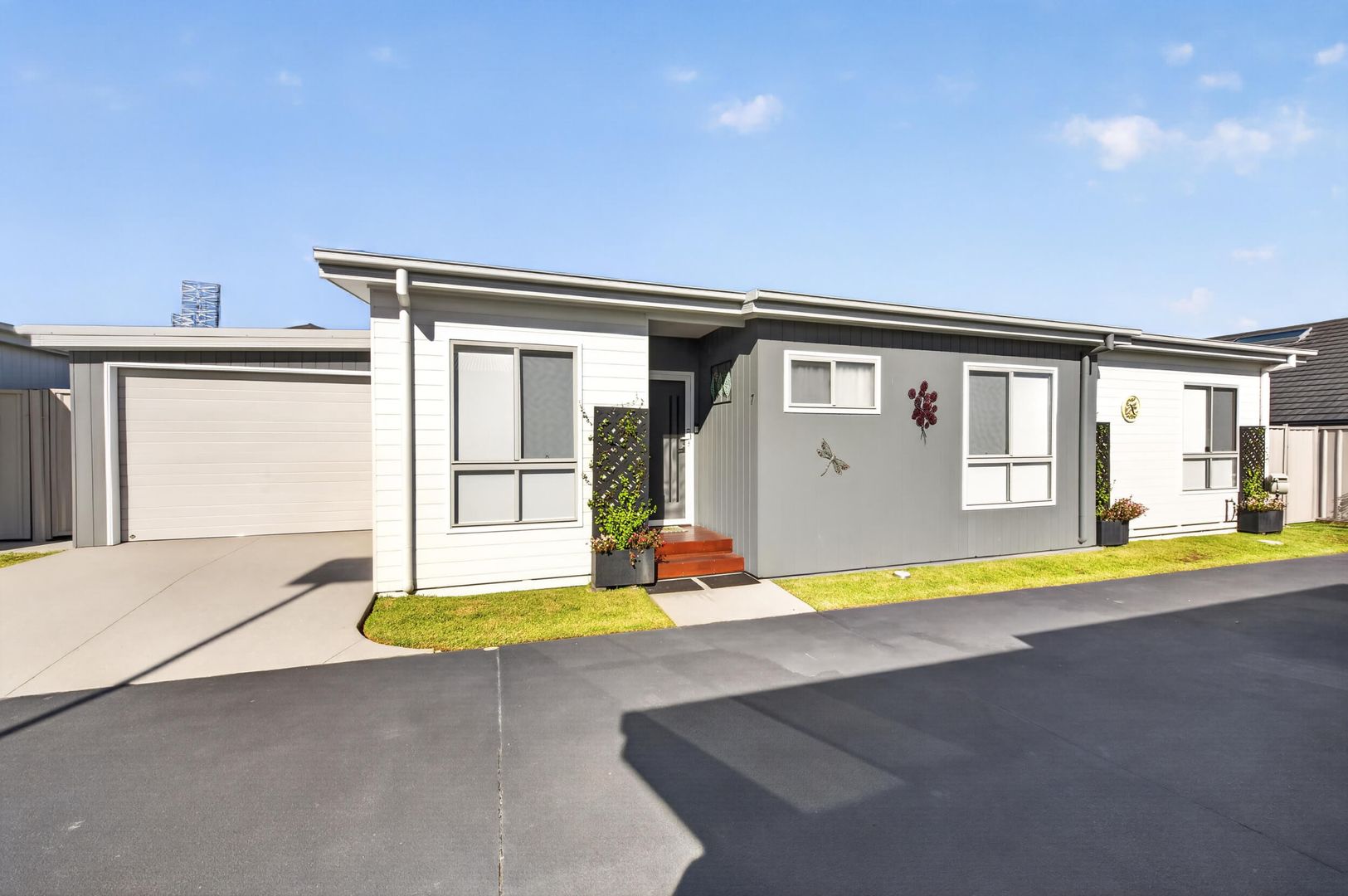 Lusso Estate - Spacious Three-Bedroom House