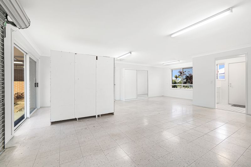 Sunlit Corner Unit with Extra Living Space in Quiet Cul-de-sac