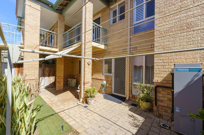 Refreshed Villa with Sunlit Patio and Open-Plan Living