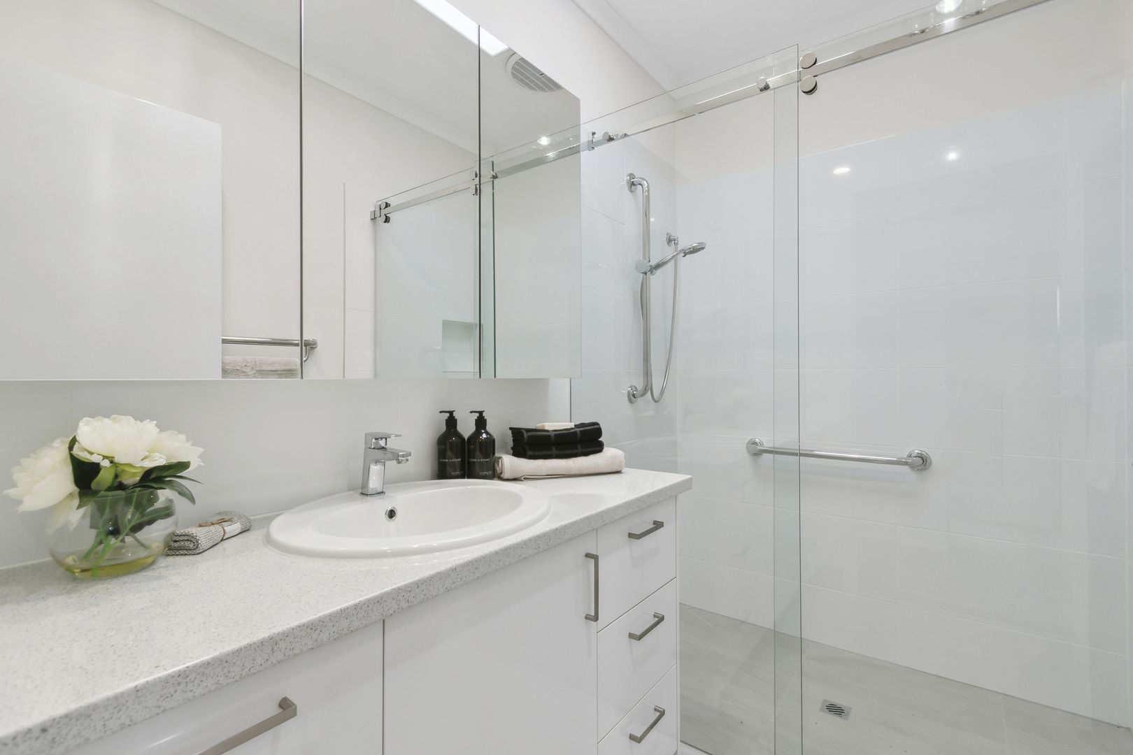 Newly refurbished 2-bed villa with open-plan kitchen