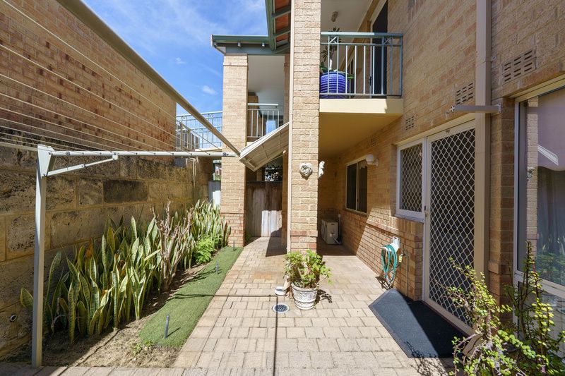 Refreshed Villa with Sunlit Patio and Open-Plan Living