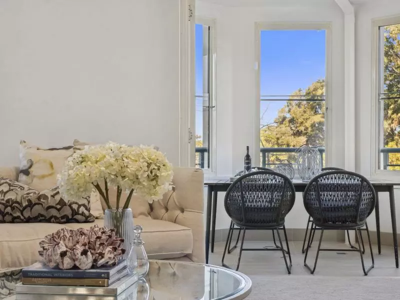 Elegant sun-enriched corner apartment