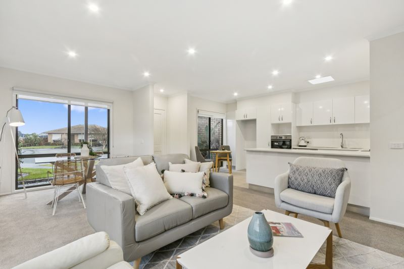 Newly refurbished 2-bed unit with open-plan kitchen