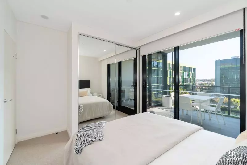 Bright Outlook and Contemporary Stylish Living!