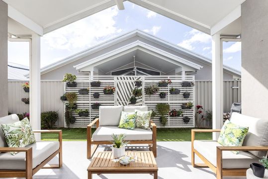 Elegant Three-Bedroom Retreat - Sunlit Alfresco Living