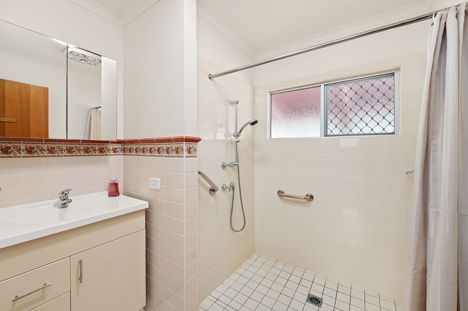 Space Aplenty - Two Double Bedrooms - Full Length Veranda