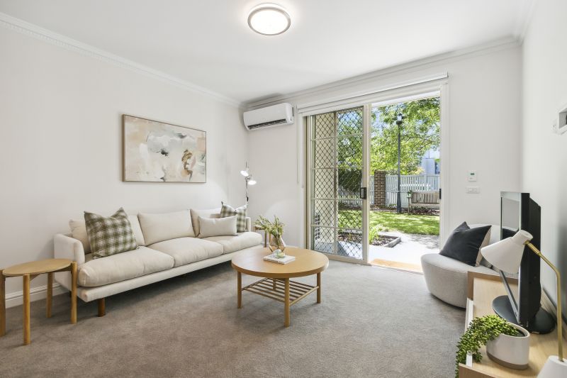 Spacious ground-floor apartment opening onto beautiful garden setting