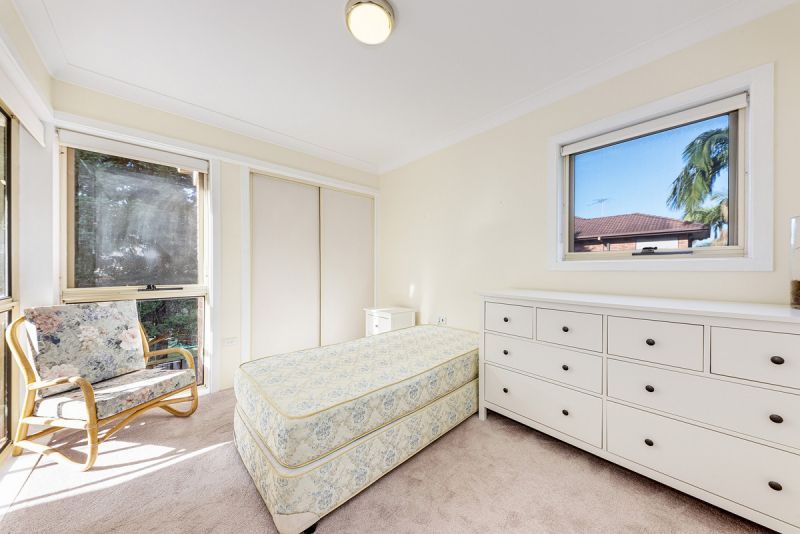 A SUNNY ONE BEDROOM APARTMENT IN THE POPULAR CORNER POSITION