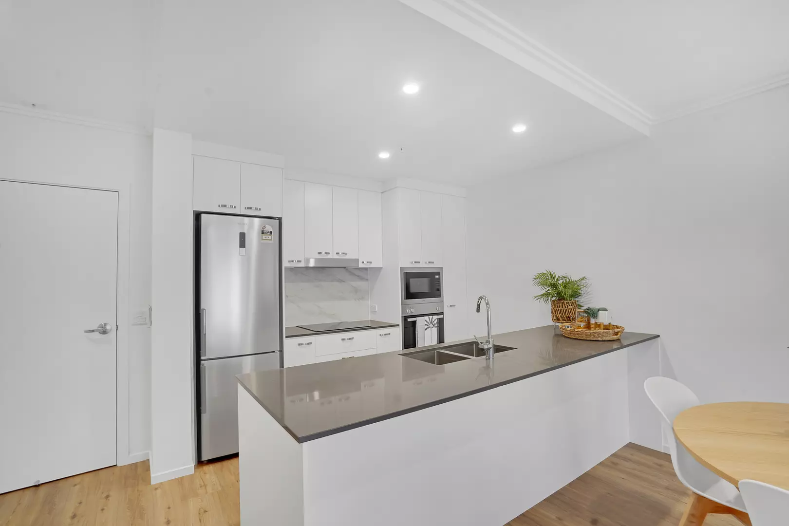 Elegant & spacious one-bedroom, poolside apartment