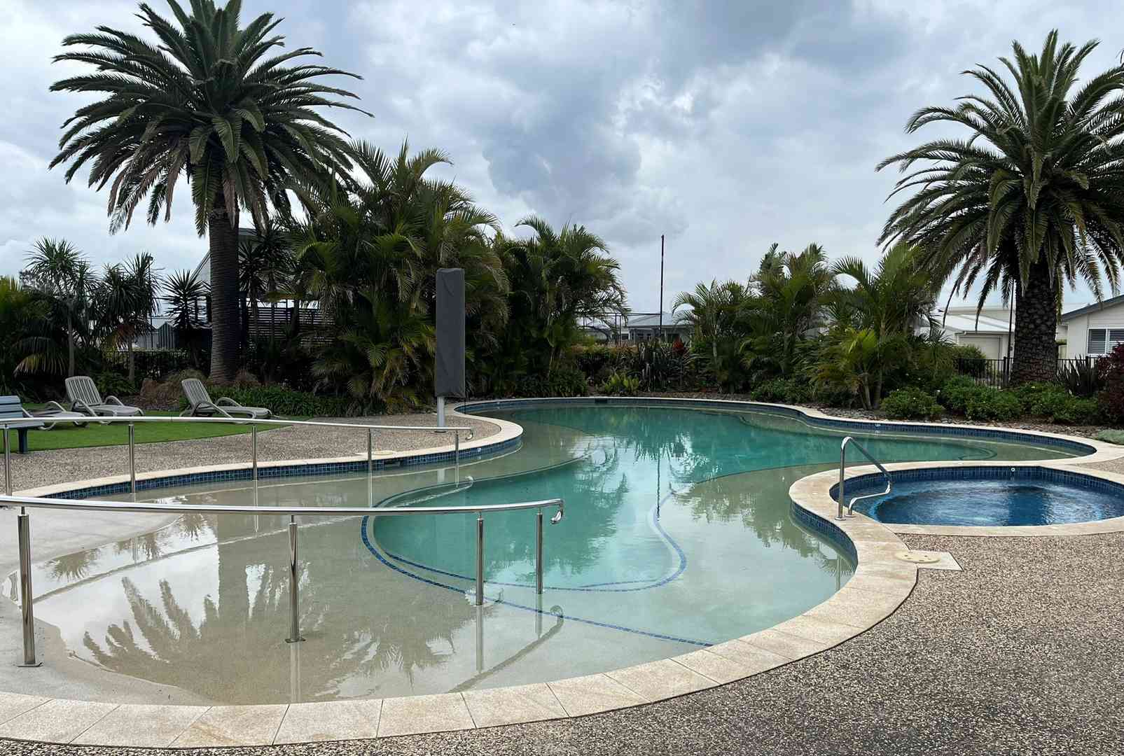Palm Lake Resort Fern Bay-Twilight Functional and tastefull