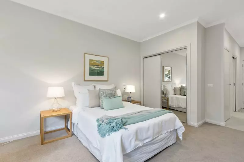 Independent studio apartment with new kitchen