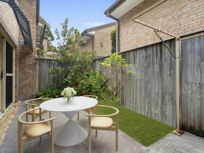 Peaceful north-easterly 2-bedroom residence embraced by greenery