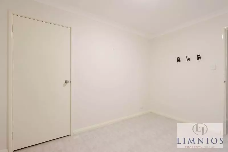 Street Front Home In Quiet Cul - De - Sac