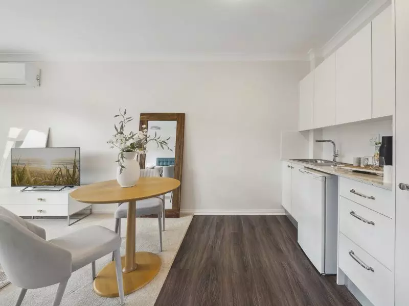 Light-filled apartment with a verdant view