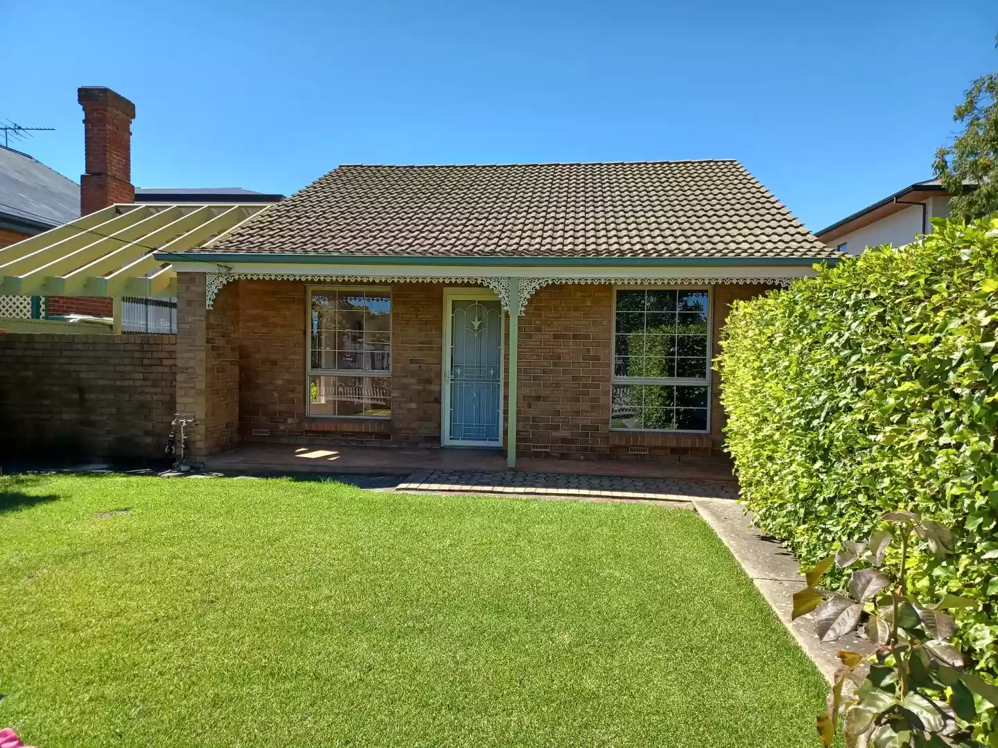 Fully refurbished 2-bedroom unit available now in Walkerville!