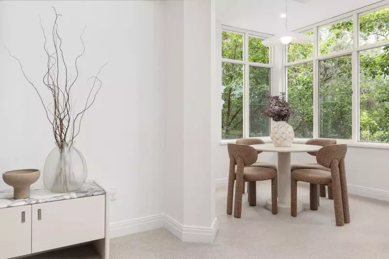 Spacious two-bedroom apartment facing the park